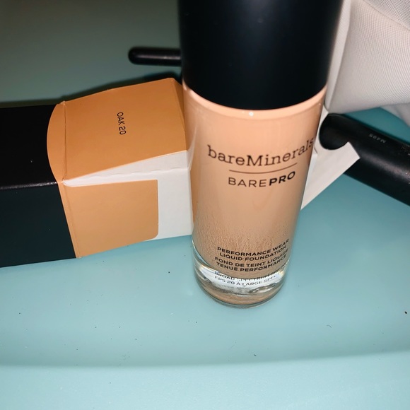 COPY - Bare Minerals Bare Pro Performance Wear Liquid 24-hr Foundation - Picture 2 of 2